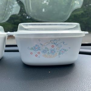 2 Corningware dishes with lids
